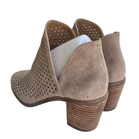 Tan Suede Booties Lucky Brand Podgia Size 8.5 Peforated Ankle Boot V-Notch Side - Picture 4 of 13
